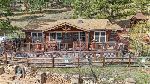 The Overlook at Eagle Cliff Estes Park Mountain Retreat w Hot Tub & Outdoor Bar