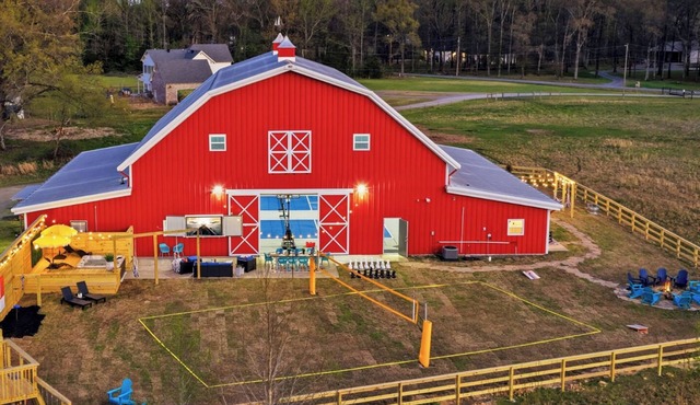 The Picklebarn - 2 Courts + Hot Tub + Volleyball + Outdoor Movie + Play Fort in Conway