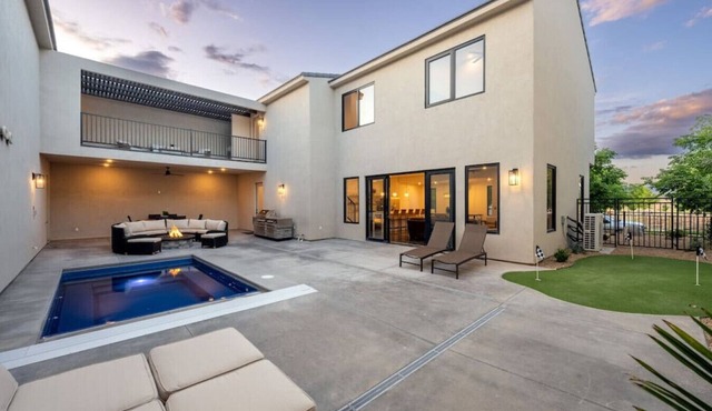 The Sanctuary where we have the space to relax & enjoy! Private pool, Outdoor space