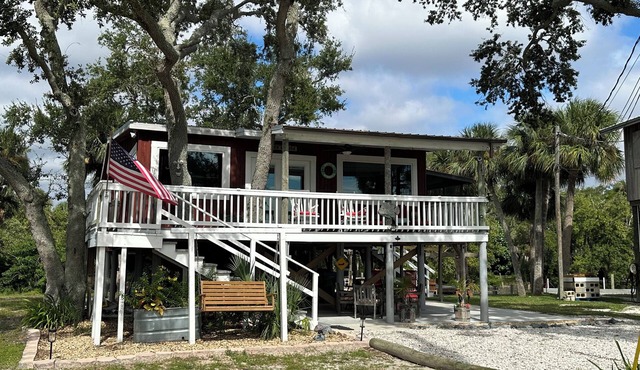 The Tree House - amazing unobstructed view of the Gulf of Mexico from your deck! in Cedar Key