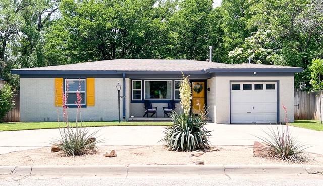 The Yellow Door- Close to I-40, Garage, B-ball Court, Fire-pit and Grill in Amarillo