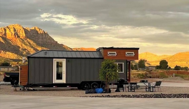 Tiny Home Lodge near Zion and Bryce Parks. Hot Tub, Stargazing, Stunning Views in Apple Valley