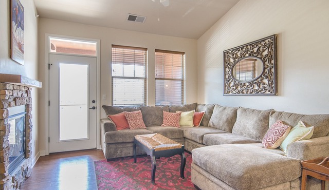 Top Floor Condo. Pool & hot tub Access! Portable A/C units. 1 car garage