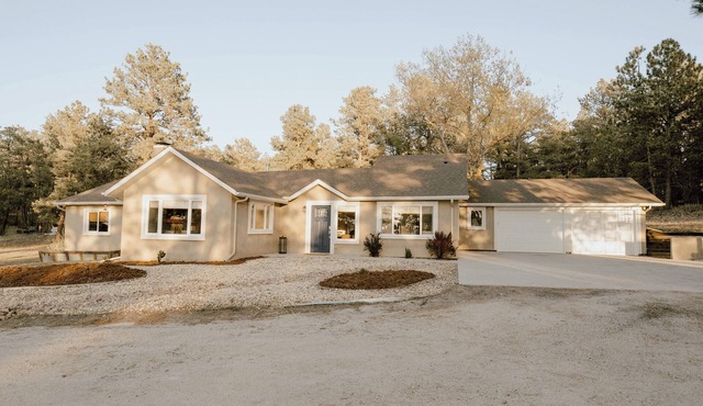 Tranquil Forest Retreat: Designer 4-Bedroom Ranch with Hot Tub & Firepit