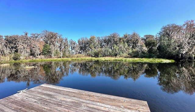 Tranquil Lakehouse with Private Access