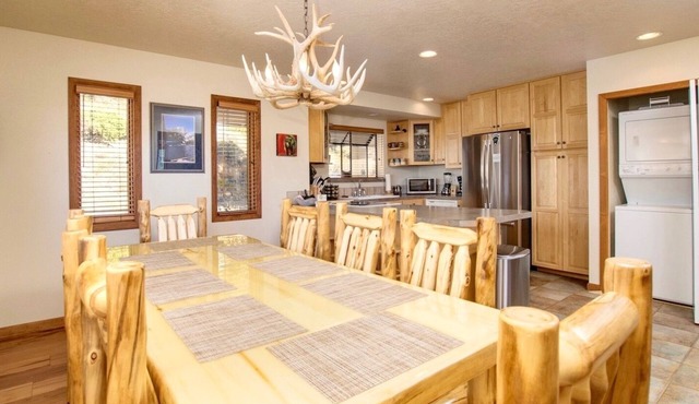 Tranquil Luxury Vacation At Windcliff 3 Bedroom Home by RedAwning
