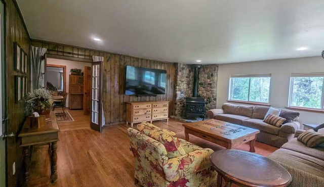Twin Creek Ranch 1896 Historic Creekside Home. Family-sized and comfortable.