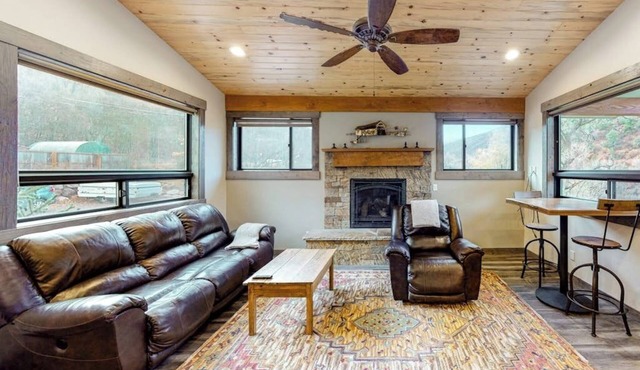 Two-level home on one acre w/mountain views and deck on Crystal River