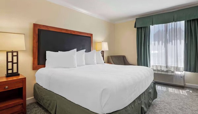 Two Standard King Rooms + Free Breakfast & Shuttle| Eagle Pool & Ice Rink 2.1 mi