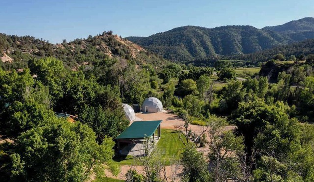 Unique Dome near national parks. Hot Tub, Sauna.