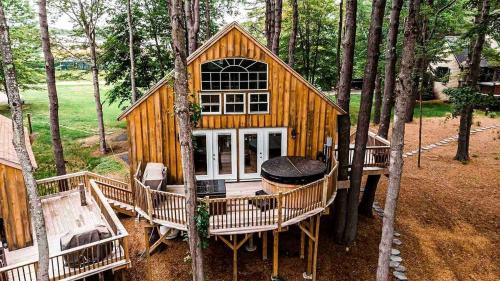 Unique Pet Friendly Treehouse with Hot Tub on the Edges of Belgrade Stream with Direct Access to Messalonskee Lake, Maine in Belgrade