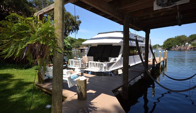 Unique Private newly renovated Houseboat on Bayou - Destin/Ft. Walton Beach