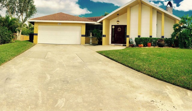 Unique Waterfront 3/2.5 Home. Heated Pool/Boat Dock. Nice to Fish! Location 👌 in Jupiter