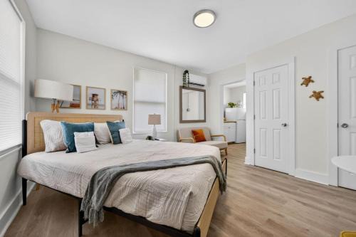 Unit 9 Studio Cottage Close to Downtown NAS in Pensacola