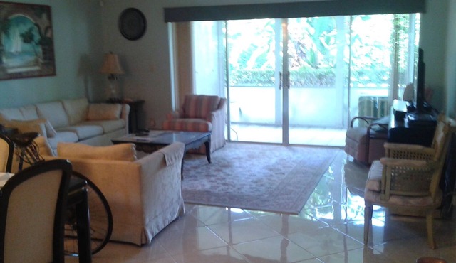 Updated and modern 2 bd/2 ba villa in warm SE Florida near the Ocean