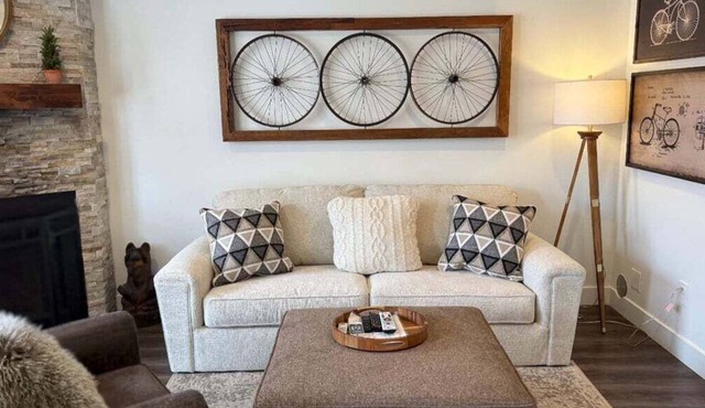 Updated condo & easy access to hot tub/pool in Eden