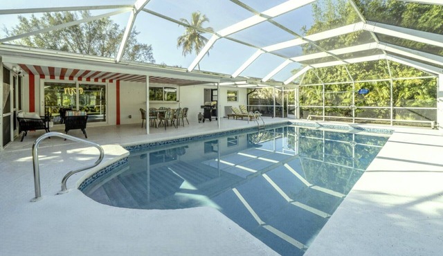 Updated Heated Olypmic Pool Retreat Near Mercado & Pet Friendly in Naples