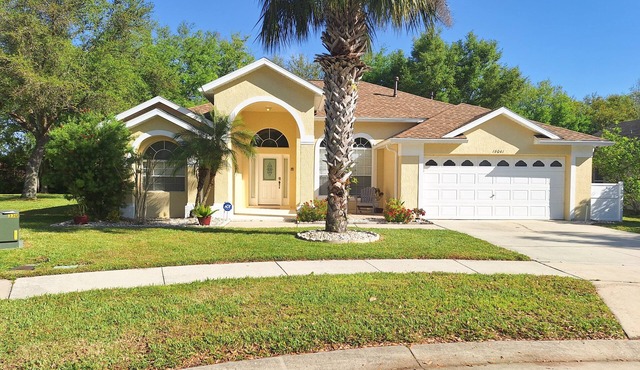 Upgrades galore! Classy 4 bed home with private pool and spa. in Clermont
