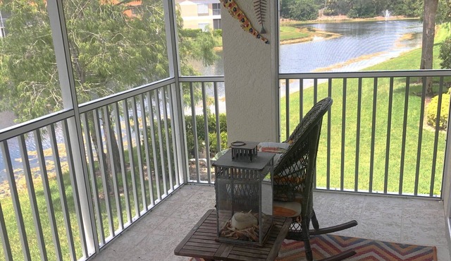 Upper level, end unit condo, 2+/2/0, near I-75 and Seed-To-Table. in Naples