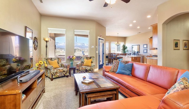 Upscale with Mtn Views, Hot Tub, 25 Mins to Zion NP