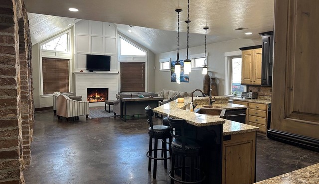 Utah Wedding, Reunion, Large Family, Pool/Hot Tub, Skiing, BYU/UVU, Sports Lodge in Payson