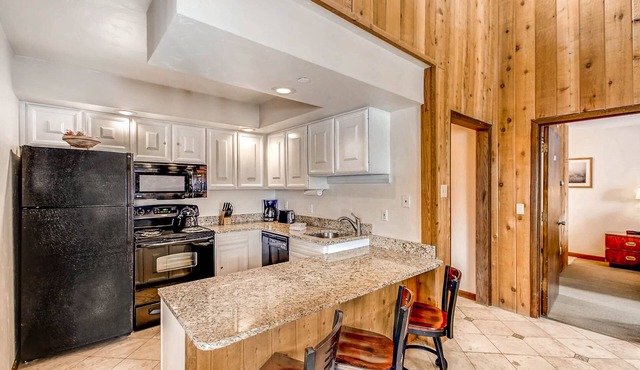 Vail top-floor Condo, Pool, Hot Tub | W403
