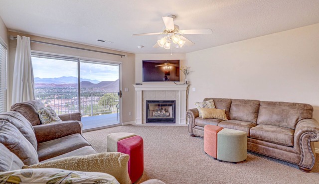 Views, Pools, and Sweet Comfort - Las Palmas 3 bedroom/2 bath condo