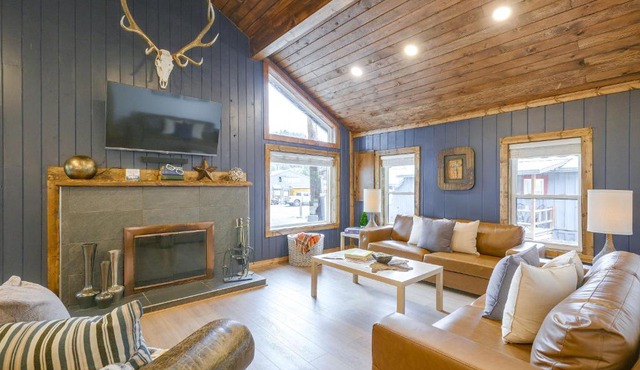 Walk to Main St: Red River Lodge w/Ski Views!