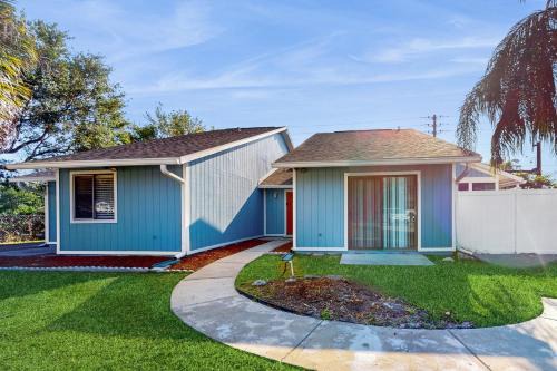 Water-view dog-friendly home with outdoor space & entertainment options in Palm Coast