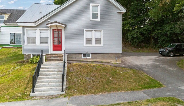 Waterfront Cape | 3BR/2 Bath| Fire Pit in Brewer