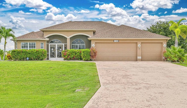 Waterfront Executive 3-bedroom property, private location and peaceful!
