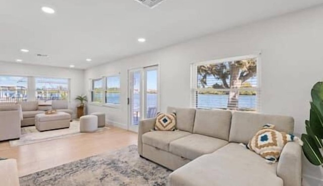 Waterfront Experience | Boatlift & Boat Rental in Tarpon Springs