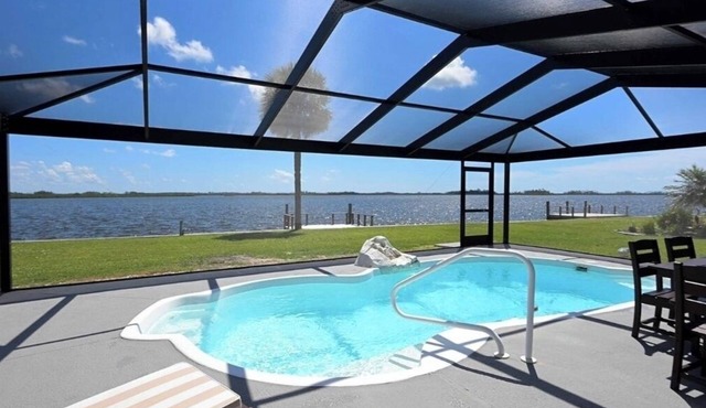 Waterfront Gulf Escape with Dock, POOL, BEACH CHAIRS AND KAYAKS in Crystal River