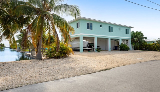 Waterfront home with boat dock, 2 kayaks, 2 bikes, AC & W/D - dog-friendly in Big Pine Key
