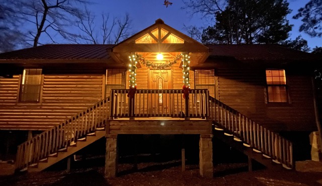 Waterfront log cabin! 3 bed, 2 bath, 5 kayaks, sleeps 10. Boat dock, fire pit in Karnack