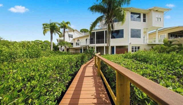 Waterfront Pool Balcony + Game Room in Palm Harbor