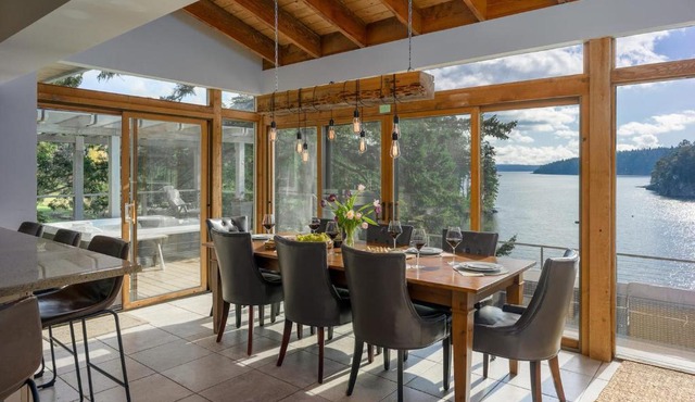 Waterfront Privacy, Hot Tub, Mooring, Gated Estate in Eastsound