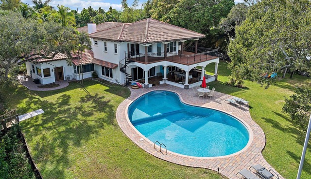 Waterfront, spectacular peninsula property views all directions, dock, sleep 16