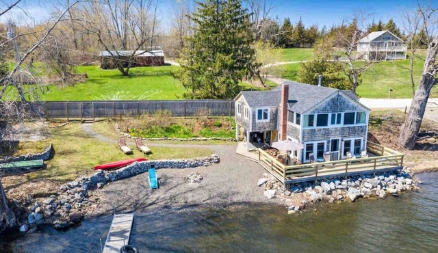 Waters Edge! Right on the Lake. in Alburgh