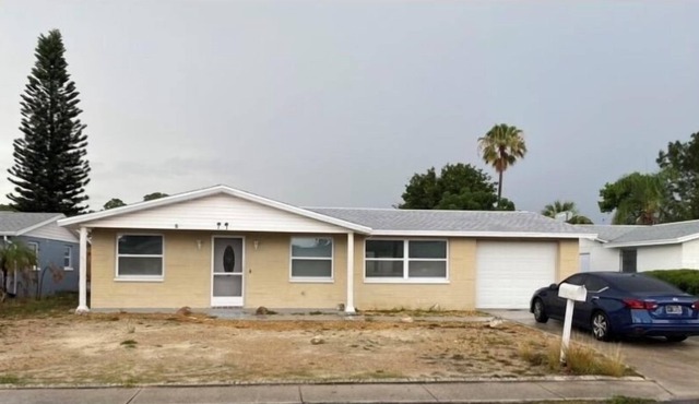 Welcome to our cozy holiday home! min from multiple beach near and entertainment in Holiday
