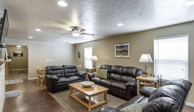 Welcome to Serenity Hills Zion , Sleeps 10 +