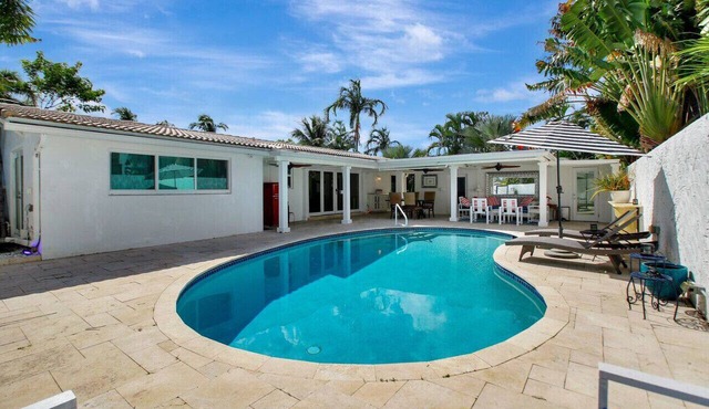 Wilton on the Water -Courtyard & Heated Pool 4/2.5 in Wilton Manors