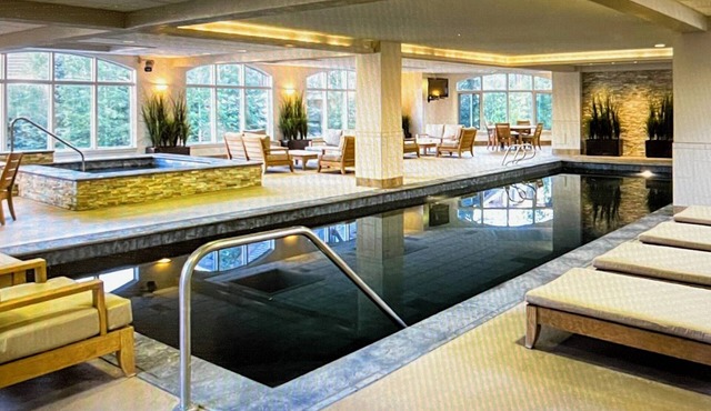 Winter Wonderland Luxury 2-bedroom lodge steps from the ski lifts in BC Village