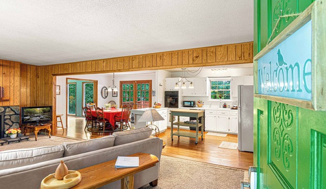 Wooded Writer's Retreat with pool in Chattanooga Valley