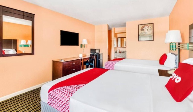 Your Stylish Texas Getaway! 2 Relaxing Units, Free Parking, Pets Allowed! in Channelview