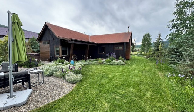 Your Summer Escape: Cozy Ranch, Hot Tub Bliss, and Town Shuttle Steps Away!