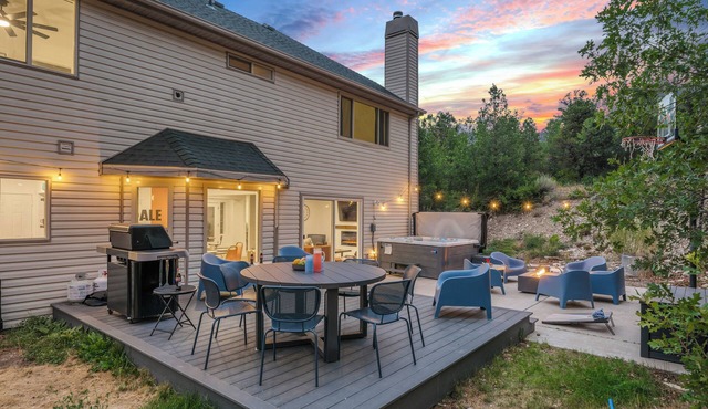 Zion Luxe Family Escape: HotTub, Games, Sleeps 14