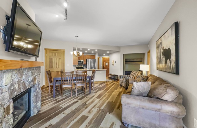 Amazing Center Village Unit, Extra Sleeping Area, Walk to American Eagle - PP3