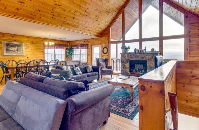 Amazing log cabin with private hot tub and sweeping mountain views in Pigeon Forge