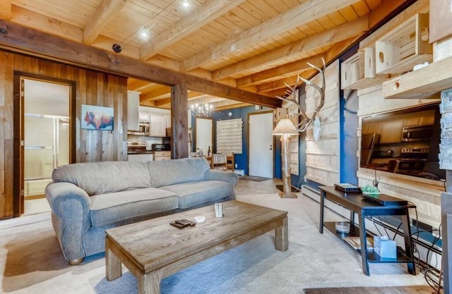 Beautiful Views, Central location, Hot tub and Club House F201